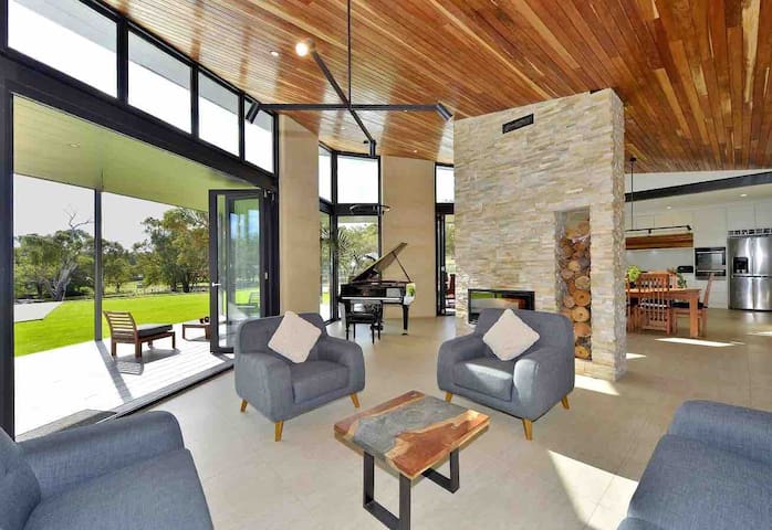 Gorgeous home with Infinity Pool & Fireplace