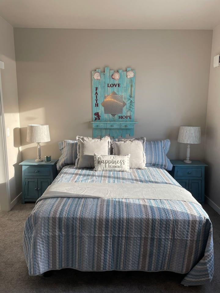 Двокреветна соба на 1-ви кат (апартман Белуга) која ве превезува до мирна оаза на плажа. Многу простор за складирање на вашите работи и прицврстена бања.