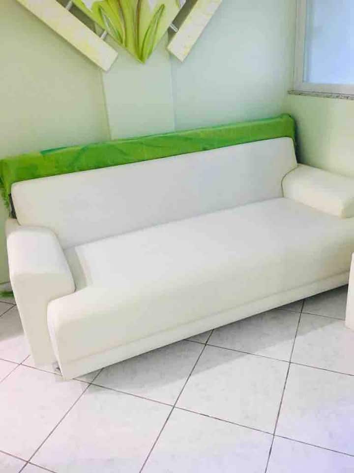 Jastuci za uklanjanje kauča služe kao krevet za jednu osobu, a iza kauča nalazi se madrac dobre gustoće. 