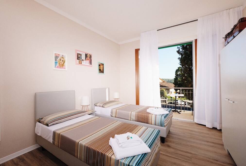 Camera con letti doppi/matrimoniale con aria condizionata, terrazza privata, biancheria fornita e internet wifi