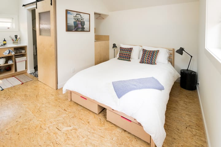 شاهد تلك المقابض الوردية تحت السرير ، وتأكد من إحضارها هناك. وإلا ، فقد تثبّت أصابعك.