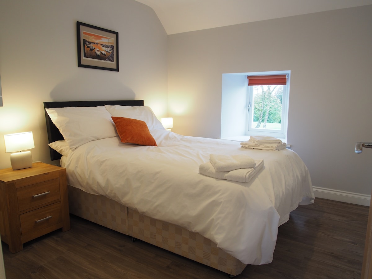 Ორადგილიანი საძინებელი საოჯახო სააბაზანოთი.