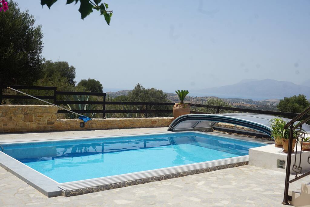 Pool mit dem Blick zum Meer