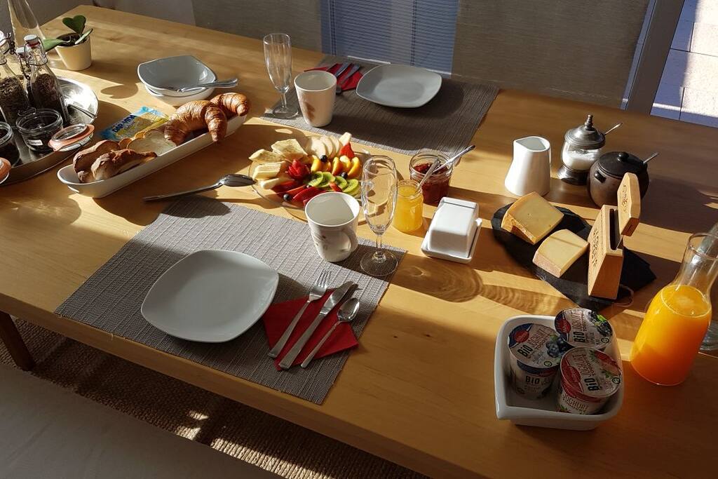 Rayon de soleil s'invitant sur la table du petit déjeuner - Sonnenschein auf dem Frühstückstisch
