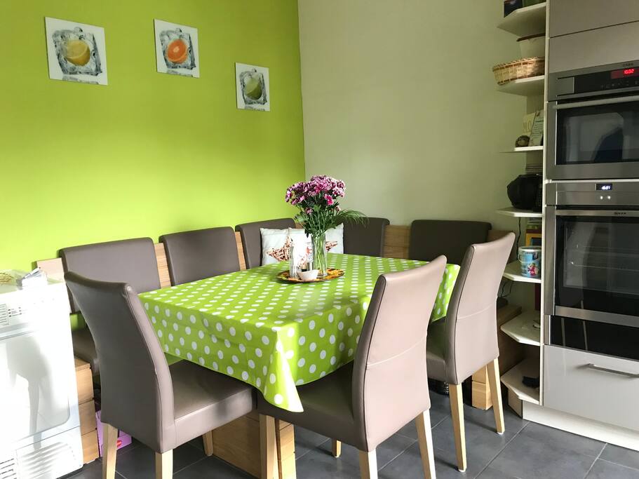Dining area from solid wood, spacious seating in natural leather upholstery