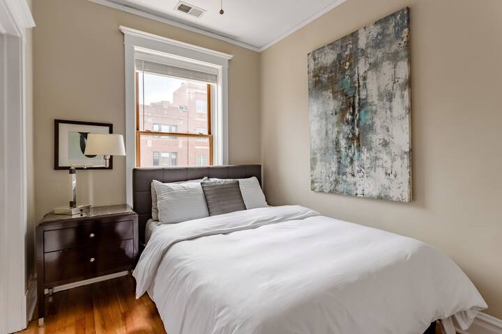 Stylish Comfy Flat by Wrigley Field+CTA for Groups gallery image 4