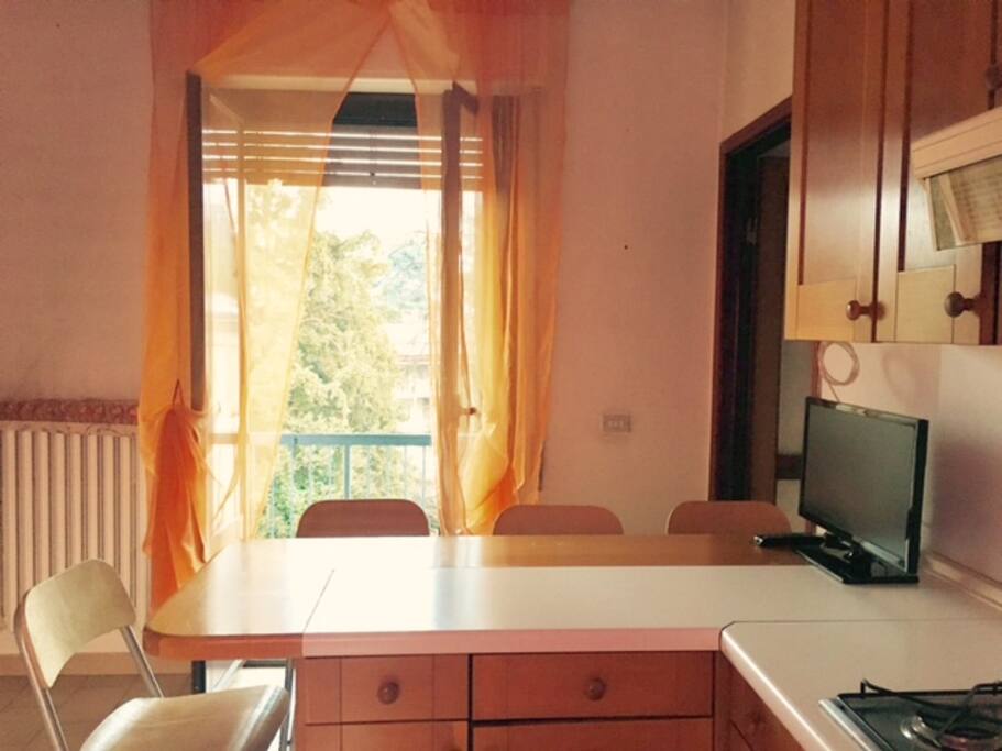 Cucina a isola 4 posti con TV