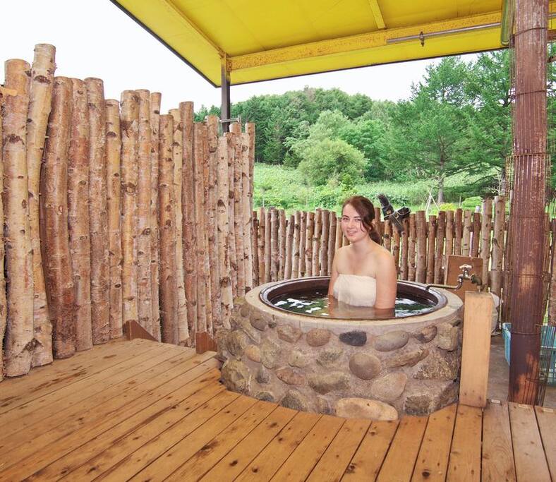 【Open air bath】A bath called "GOEMON-BURO" of Japan.