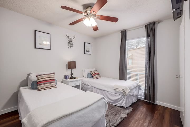 ห้องนอน #2 เตียงแฝด 2
หลัง 
ทีวีพร้อมช่องท้องถิ่นและเน็ตฟลิกซ์
