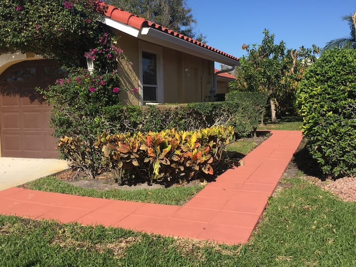 Amazing One Bedroom Studio 2.5 miles from WEF