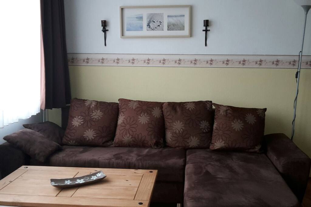 Das Sofa kann ausgezogen werden und zum Schlafen für eine 5 .Person genutzt werden.