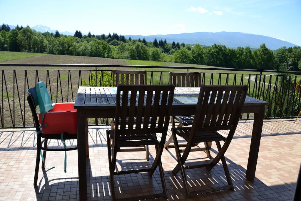 Grand balcon avec table 6 personnes