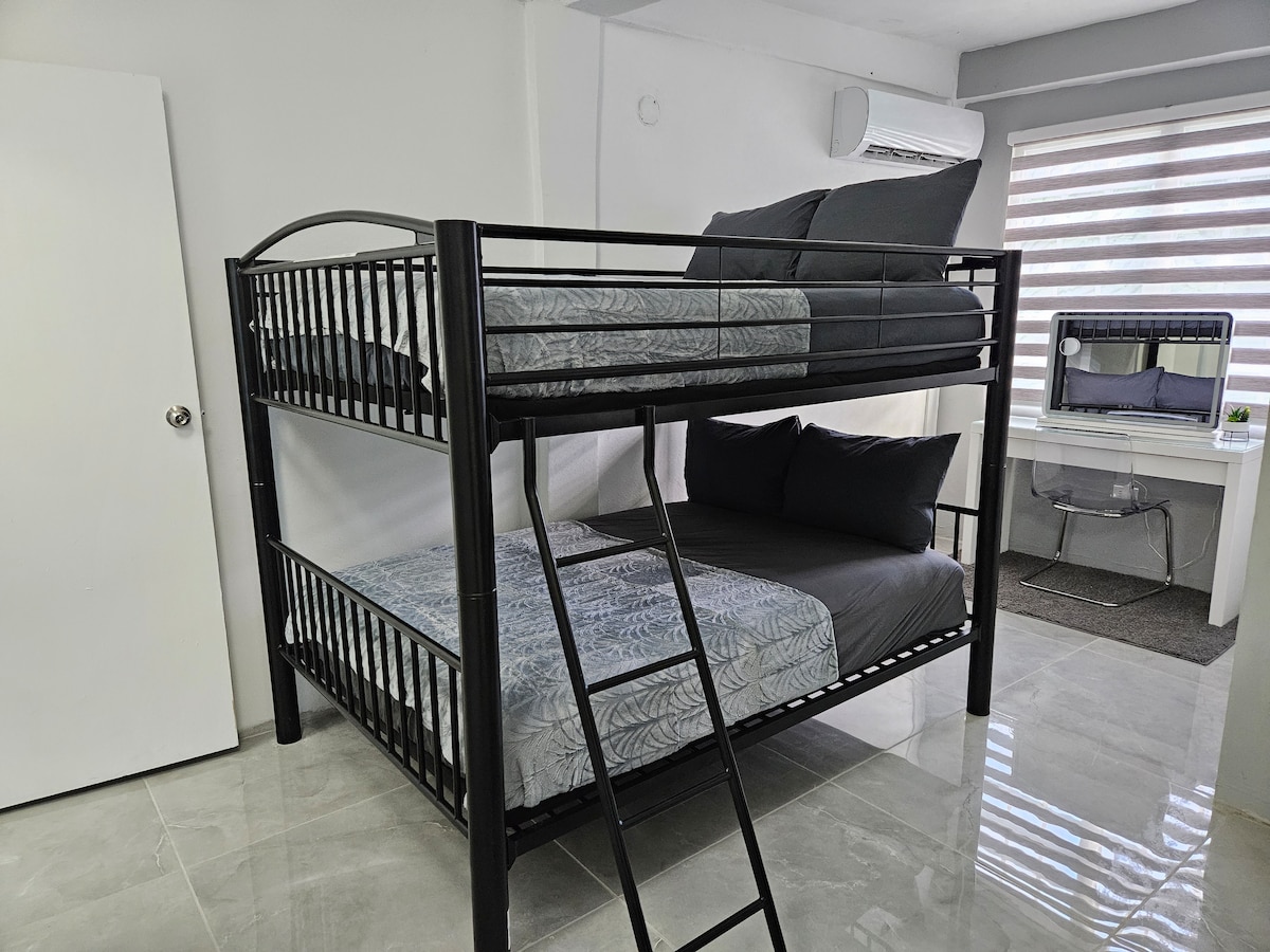 الغرفة الثانية مع سرير بطابقين.