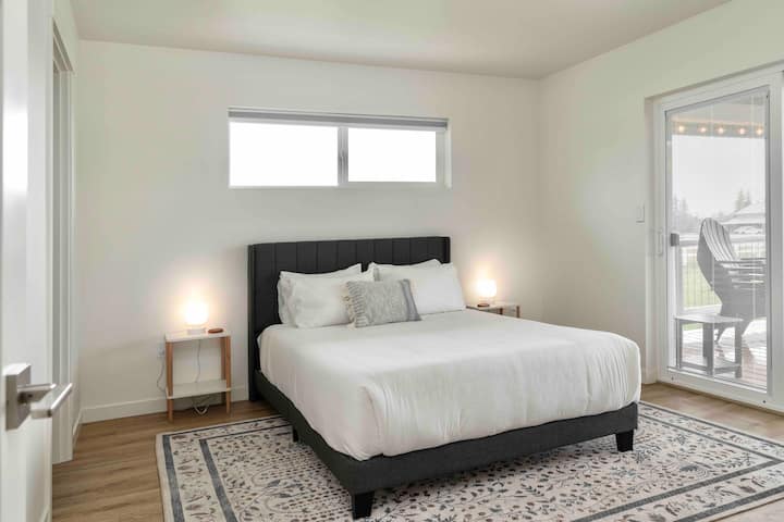 Master Bedroom: We love all the windows! It has a comfortable memory-foam queen bed, an attached bathroom, and large walk-in closet. 