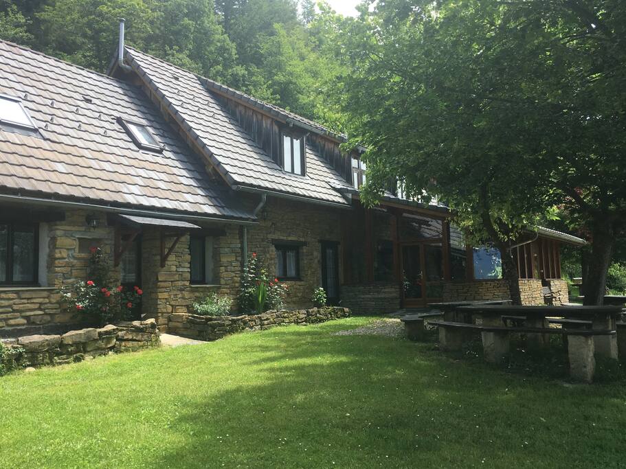 Le gite ou vous pourrez profiter du salon de la cheminée et de la table d'hôtes à quelques pas du chalet