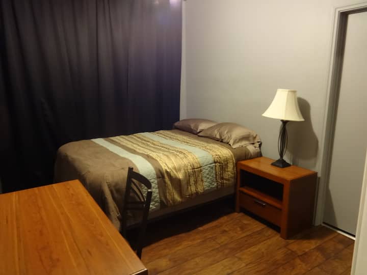 Menšia manželská posteľ v spálni 2