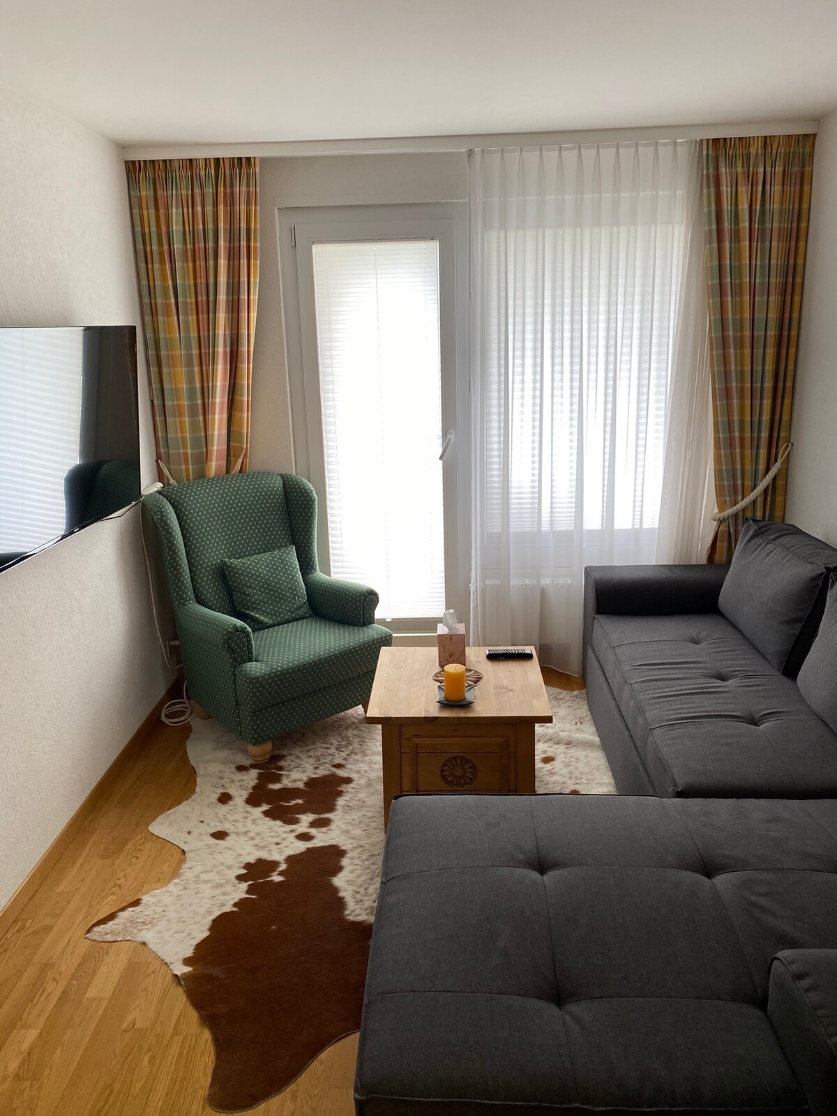 Kleine woonkamer met tv, Swisscom TV en Netflix. Goede wifi-internetverbinding. Bordspellen beschikbaar aan de houten tafel. Gratis te gebruiken. 