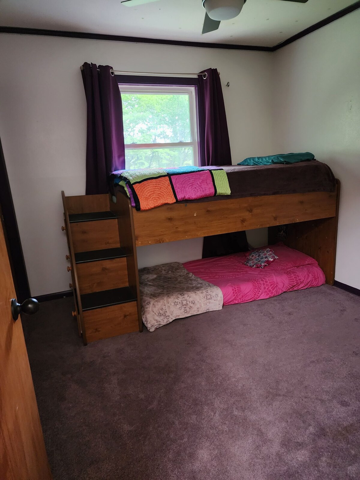 Dhomë gjumi 4 me 2 krevate dyshe.