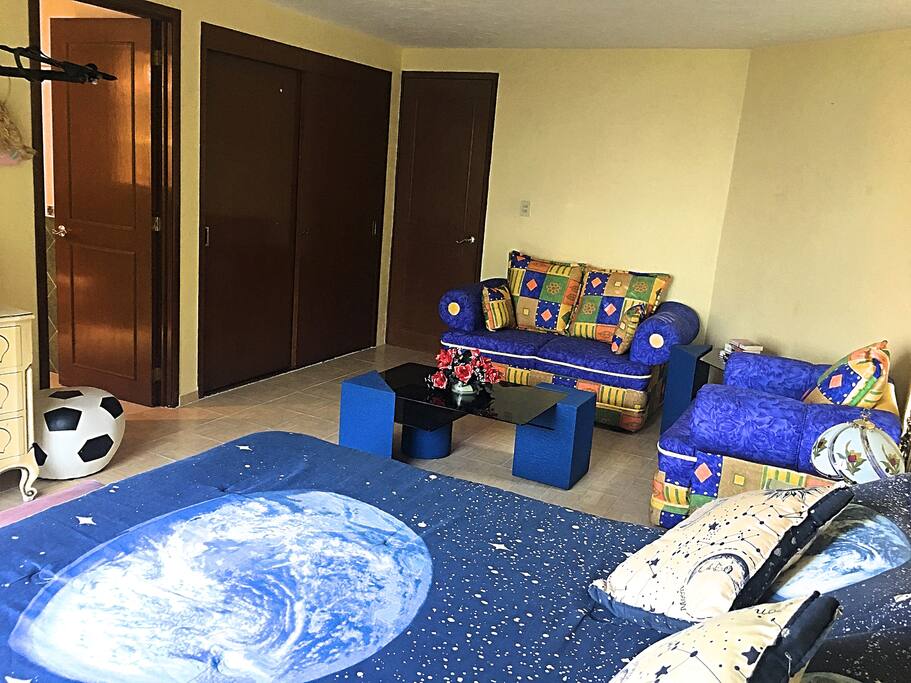 Habitación privada, Cama matrimonial, terraza, sala, espejo de cuerpo completo, baño privado con ducha, vista con área al jardín, un amplio clóset. Para 1 - 2 personas
Private room, Full size bed, living room, full body mirror, private bathroom, garden view, big closet. 1-2 guests.