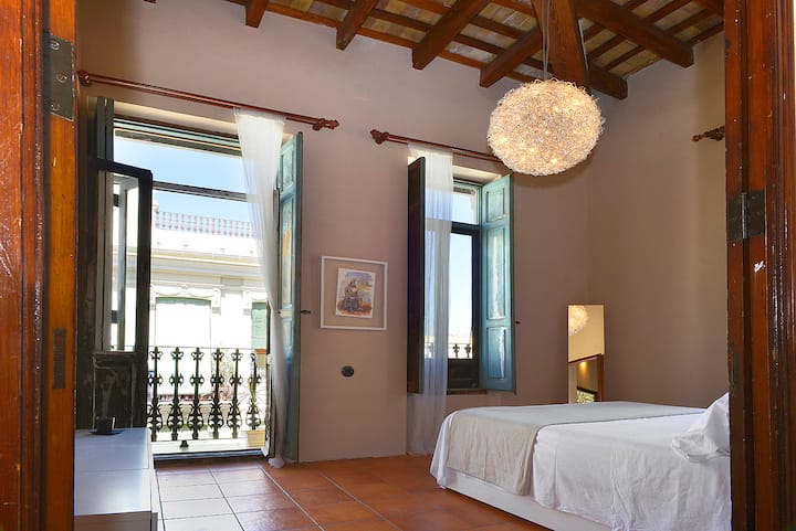 主卧有两个阳台和一扇窗户