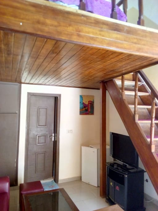 Mezzanine salon