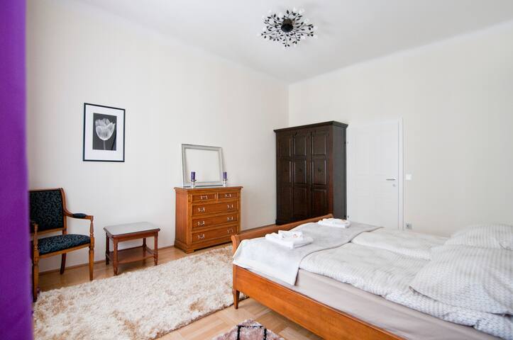 SLEEK, SOPHISTCATED, 77 m2 CITY-CENTER APARTMENT. gallery image 4