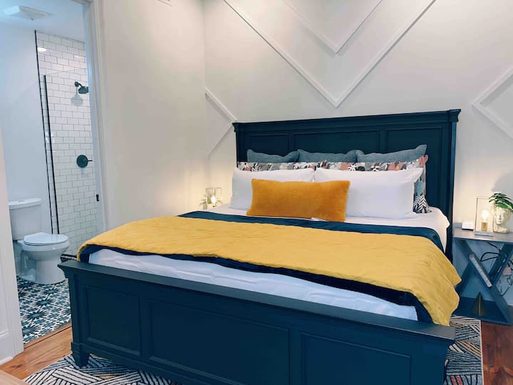 Dhomë gjumi Posh King (kati kryesor) me dush