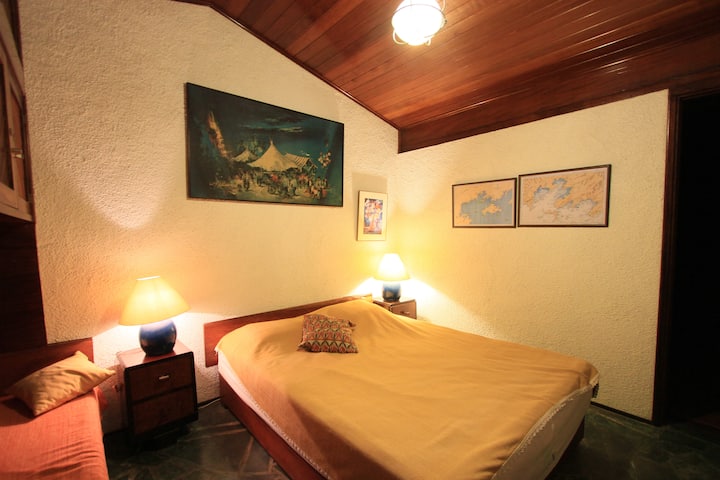 D-套房，配备1.8米宽双人床和1张单人床