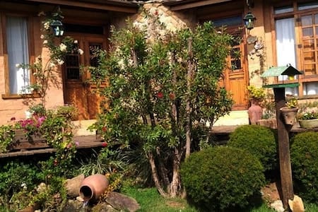Chalé rústico, rodeado de jardins...