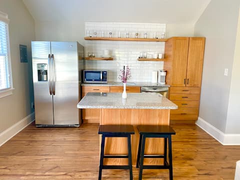 Popular Airbnb listing: Bright and refreshing apartment in Ardmore in Winston Salem