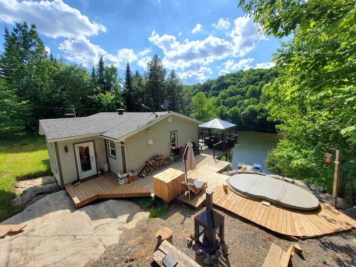 Beautiful Chalet in the heart of the Laurentians SPA CREUSÉ Chalets