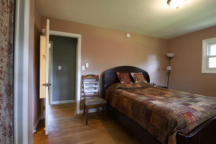 غرفة نوم بسرير بحجم كبير وحمام داخلي