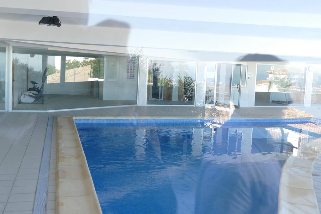 Piscine intérieure sauna hammam jacuzzi salle de sport