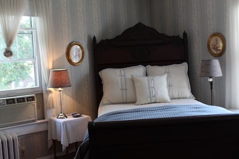 Beautiful Homey Feeling Room - Blue Room