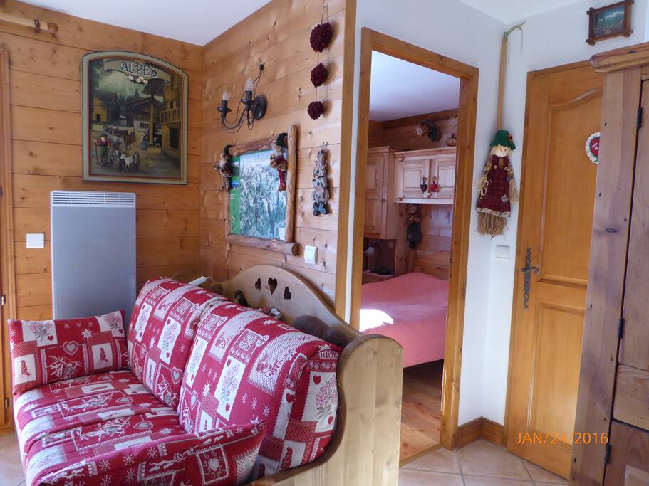 Coin salon vue sur chambre 1