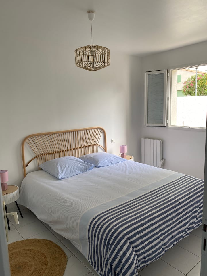 غرفة النوم  1: في الطابق الأرضي مع سرير 160/200 
لحاف(240/260)
(أغطية السرير حسب الحجز)