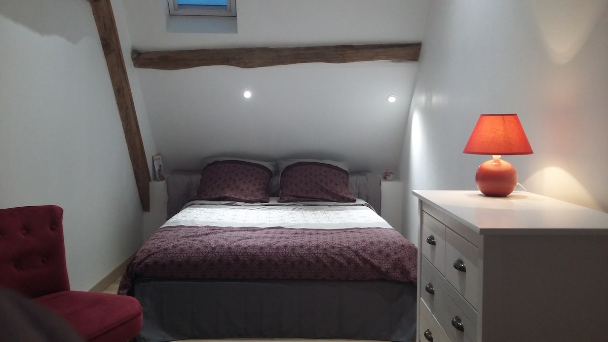 Главната спалня - меки цветове и чар на откритите греди.