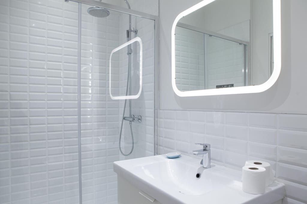 Salle d'eau avec WC dans chaque chambre.