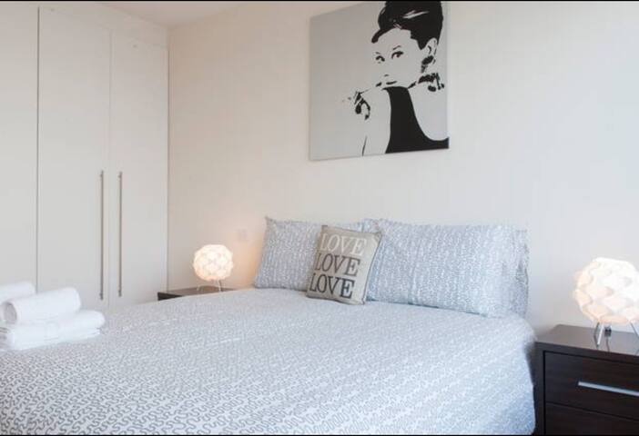 SMITHFIELD DUBLIN CITY CENTRE EXTRA LARGE APT 29C. gallery image 3