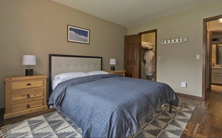 标准双人床，带壁橱和免费浴袍