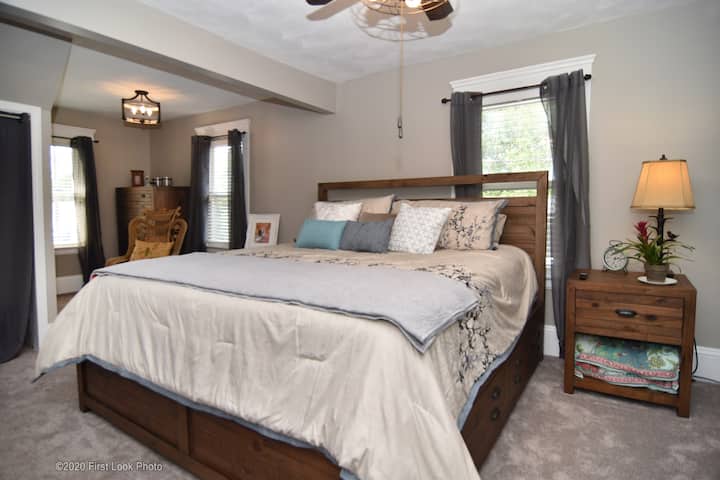 Master chumba cha kulala wapya ukarabati na samani zote mpya na smart tv katika chumba. 