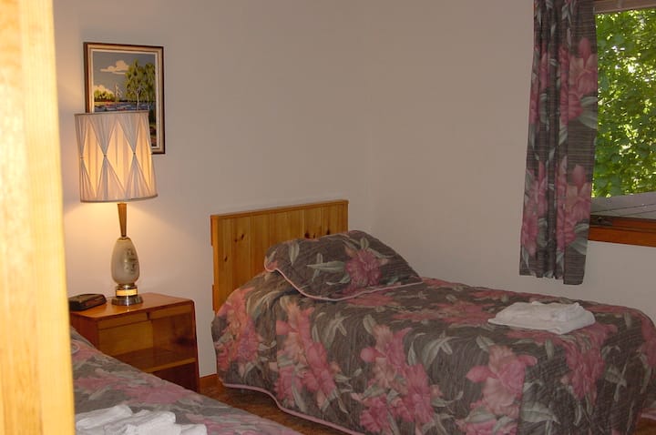 Bedroom with two twins, shared bath