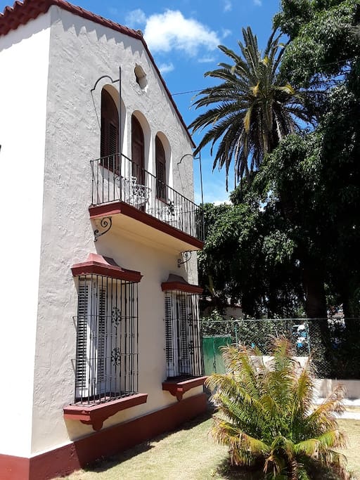 2.- Vista de la fachada de la casa/View of the facade of the house