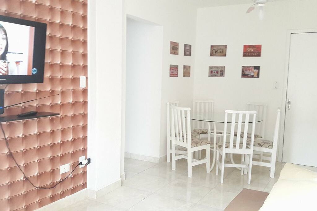 Sala de jantar decorada, também com ventilador de teto.