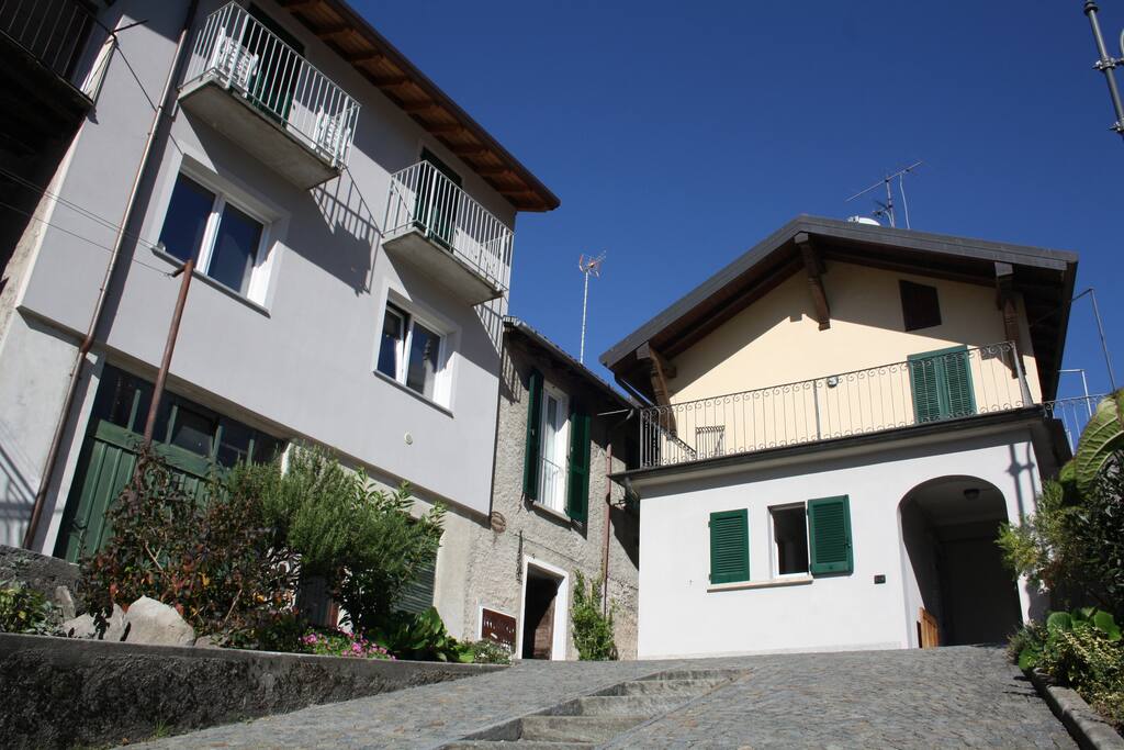 La corte interna con la casa ed il vecchio mulino.