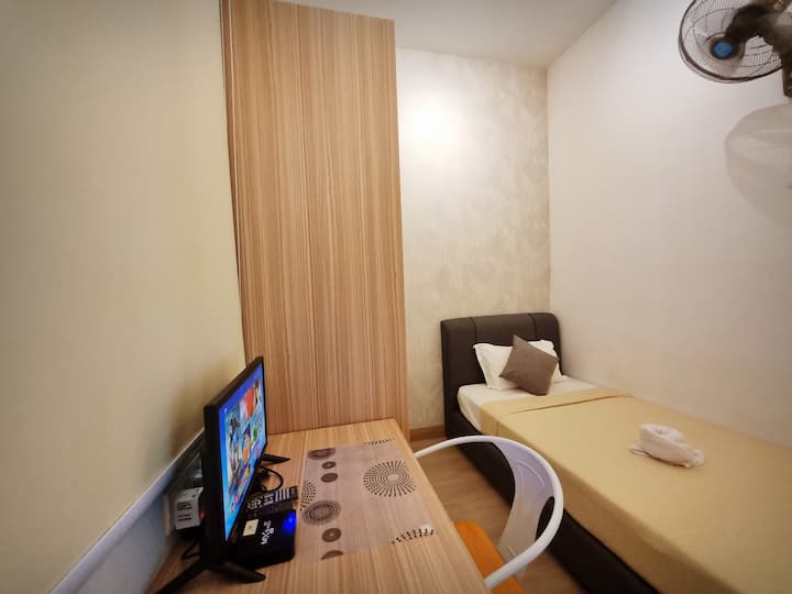 Superior Single Room na TV, TV Box & Aircon.