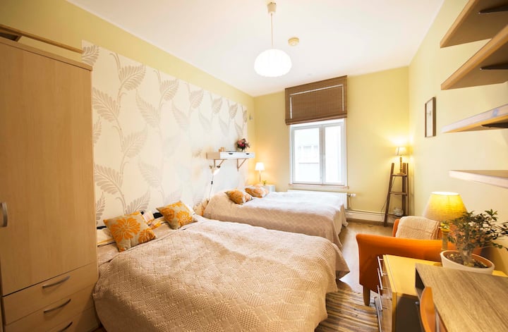 Dormitorio del medio: ¡dormitorio n .º 2  con sofá cama abierto!  Televisión en esta habitación también. La cama para bebés cabe.