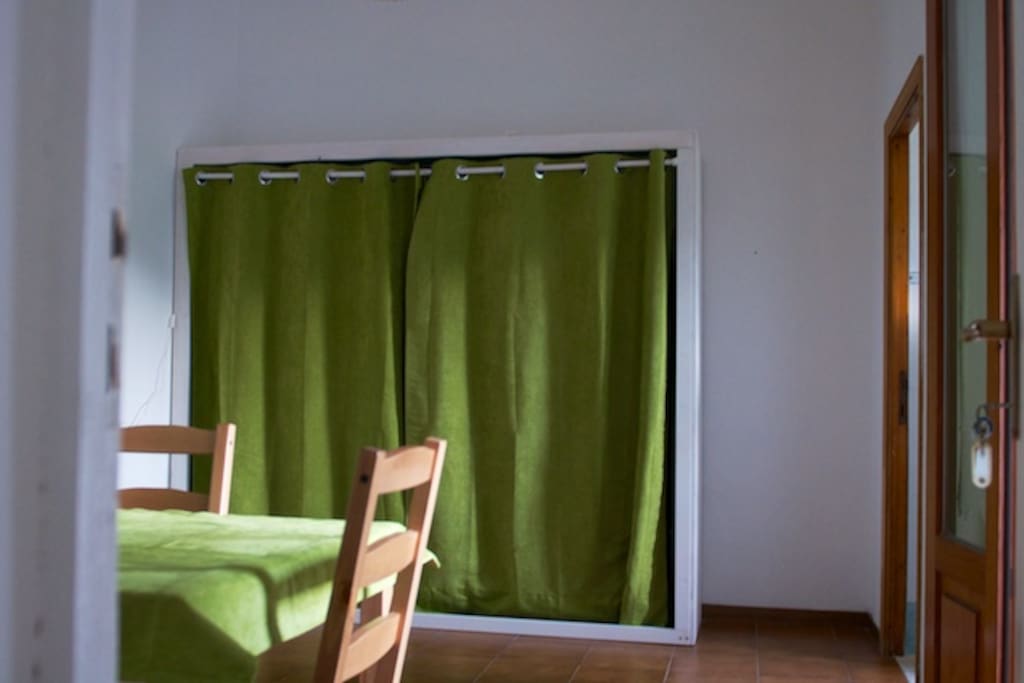 Altra vista del soggiorno con il letto a scomparsa