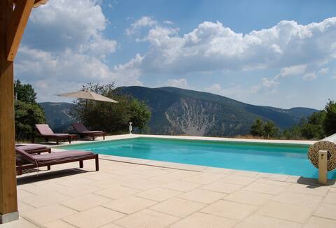Renovated old farmhouse for 8 people in Drome Provençale