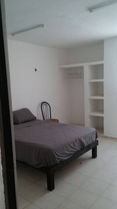 Recamaras con closet y aire acondicionado.